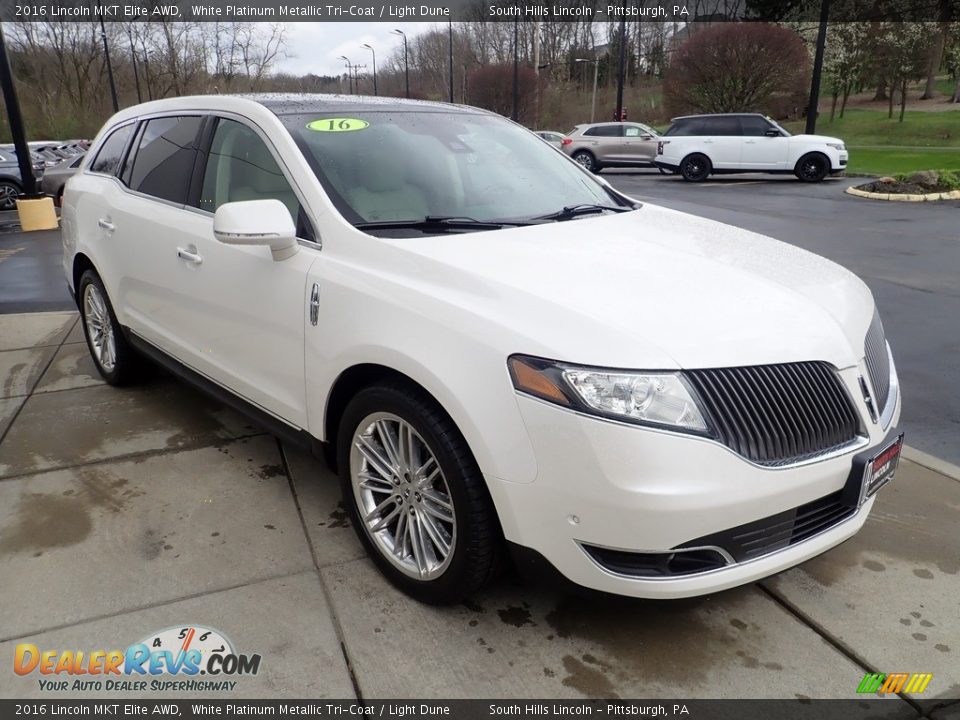Front 3/4 View of 2016 Lincoln MKT Elite AWD Photo #7