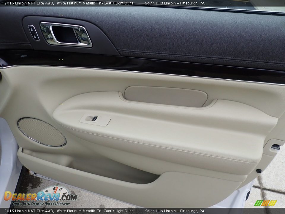 Door Panel of 2016 Lincoln MKT Elite AWD Photo #12