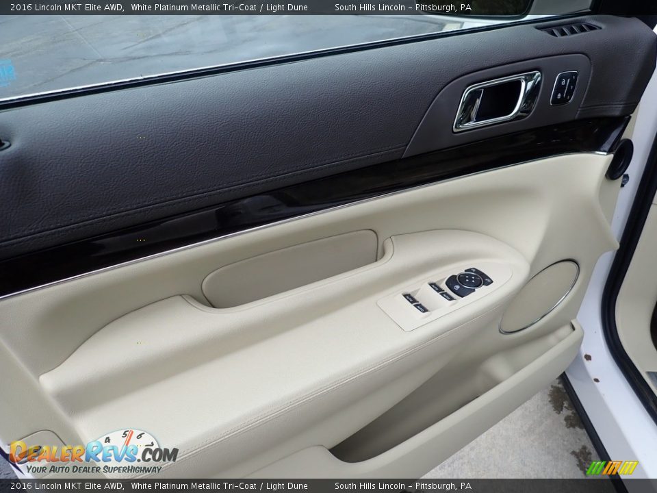 Door Panel of 2016 Lincoln MKT Elite AWD Photo #19