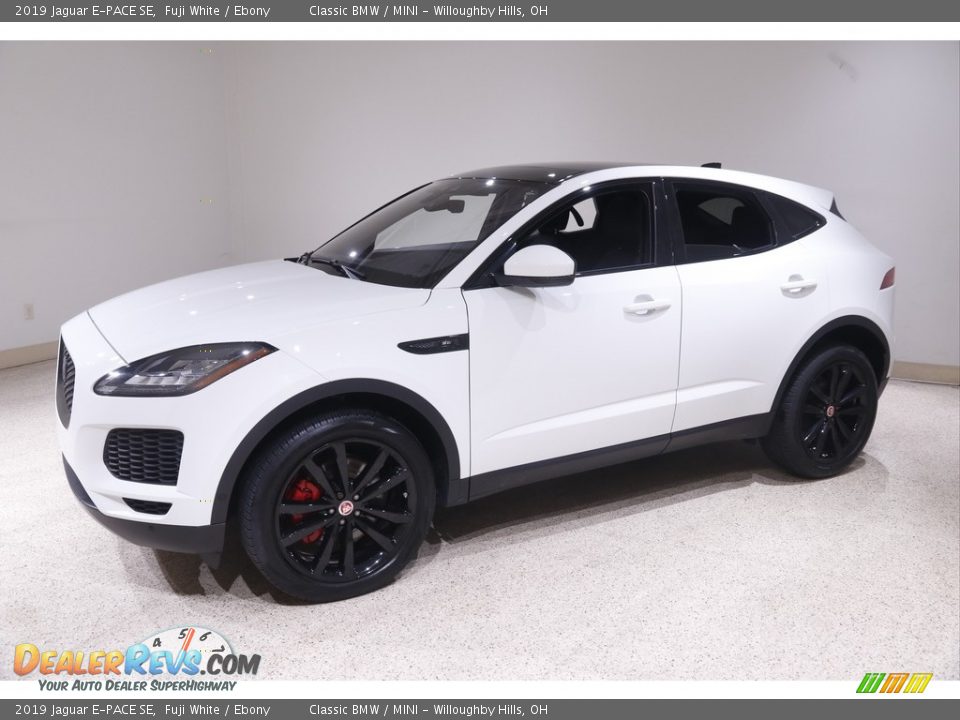 Front 3/4 View of 2019 Jaguar E-PACE SE Photo #3