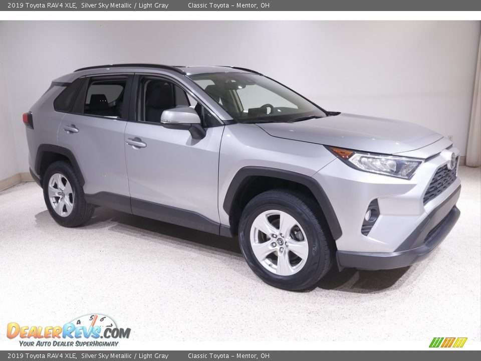 2019 Toyota RAV4 XLE Silver Sky Metallic / Light Gray Photo #1