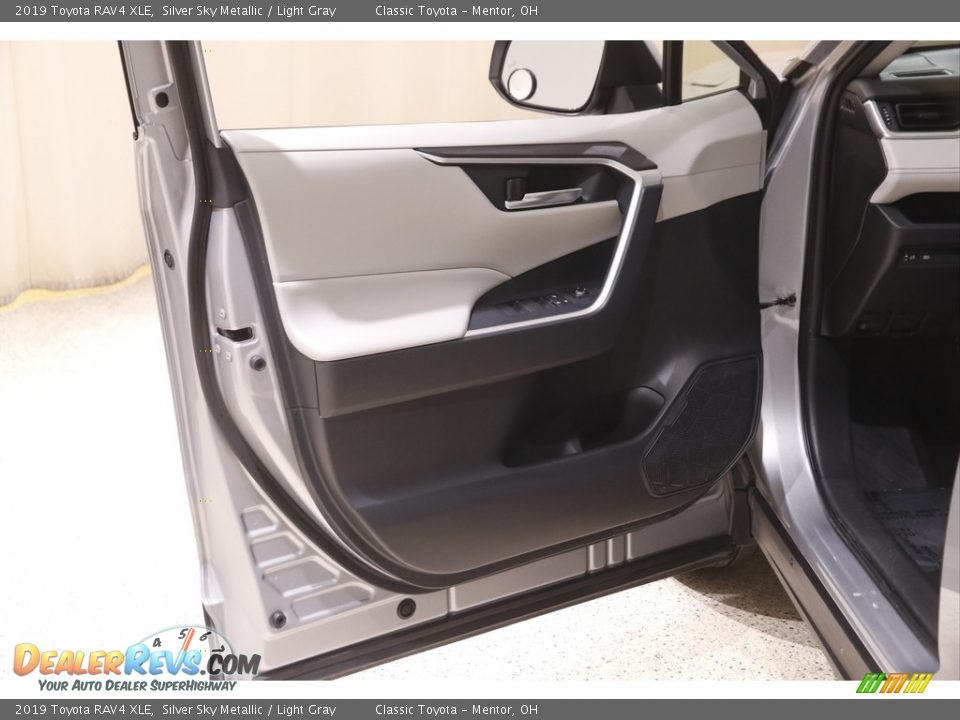 2019 Toyota RAV4 XLE Silver Sky Metallic / Light Gray Photo #4