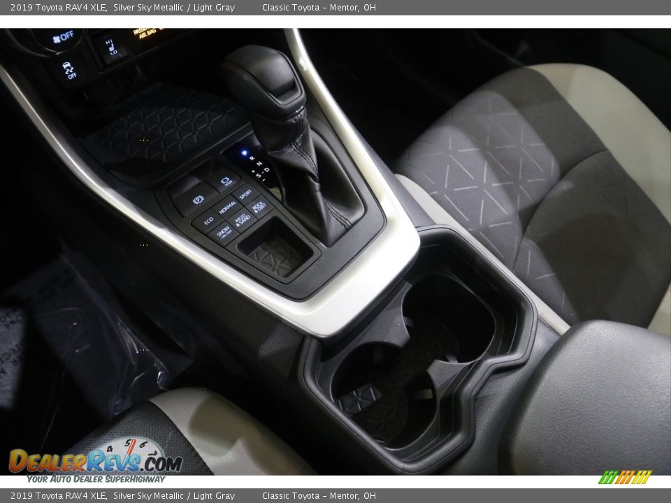 2019 Toyota RAV4 XLE Silver Sky Metallic / Light Gray Photo #12