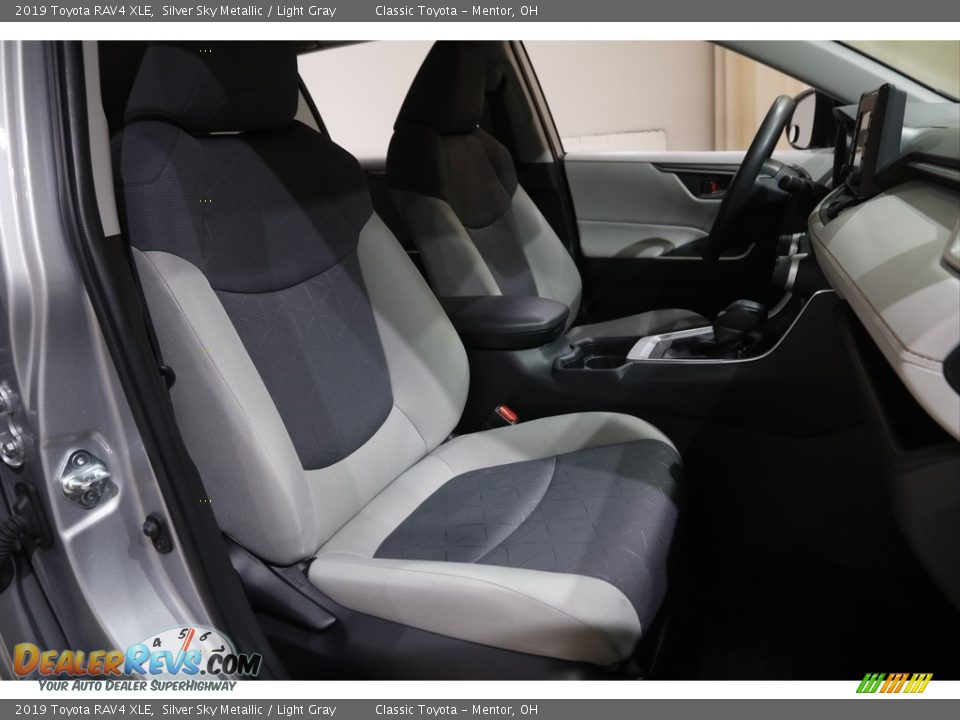 2019 Toyota RAV4 XLE Silver Sky Metallic / Light Gray Photo #13