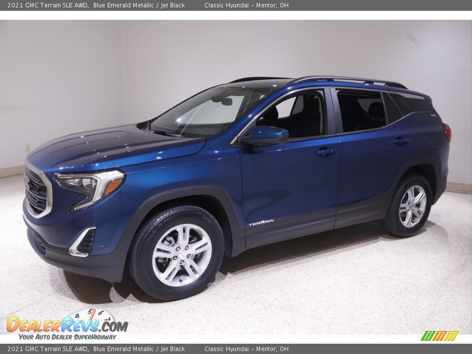 Front 3/4 View of 2021 GMC Terrain SLE AWD Photo #3