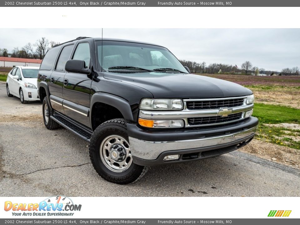 Front 3/4 View of 2002 Chevrolet Suburban 2500 LS 4x4 Photo #1