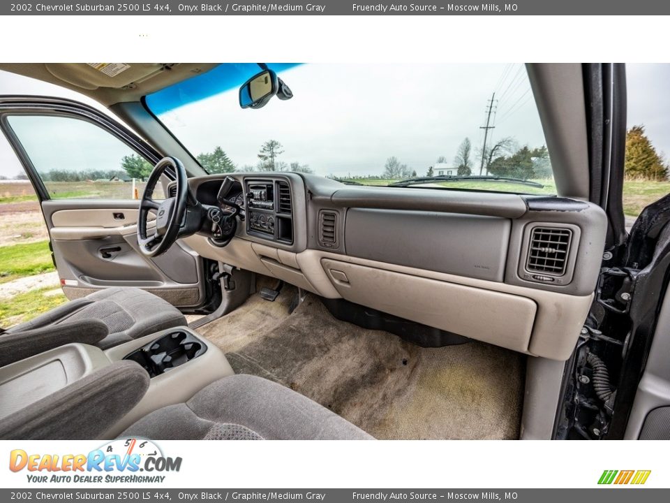 Dashboard of 2002 Chevrolet Suburban 2500 LS 4x4 Photo #24