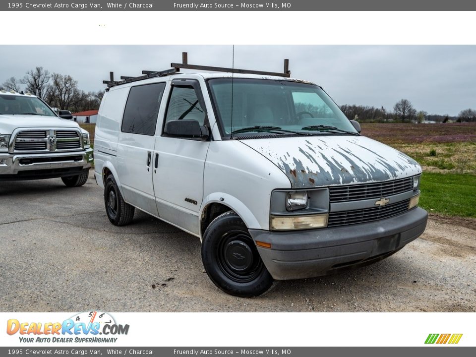 Front 3/4 View of 1995 Chevrolet Astro Cargo Van Photo #1