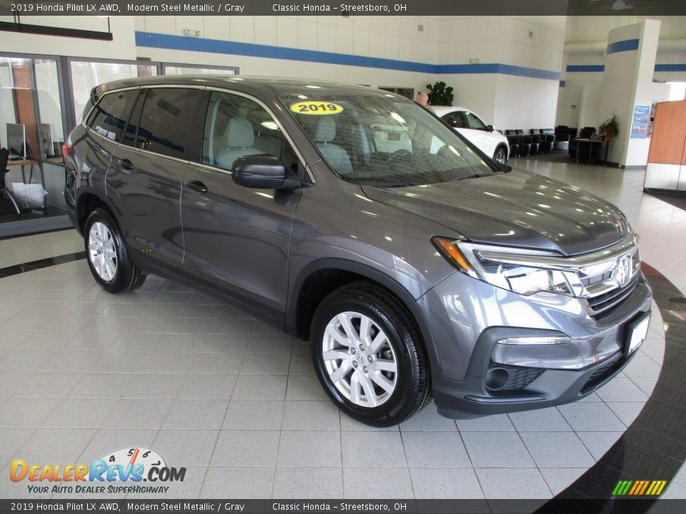 Front 3/4 View of 2019 Honda Pilot LX AWD Photo #3