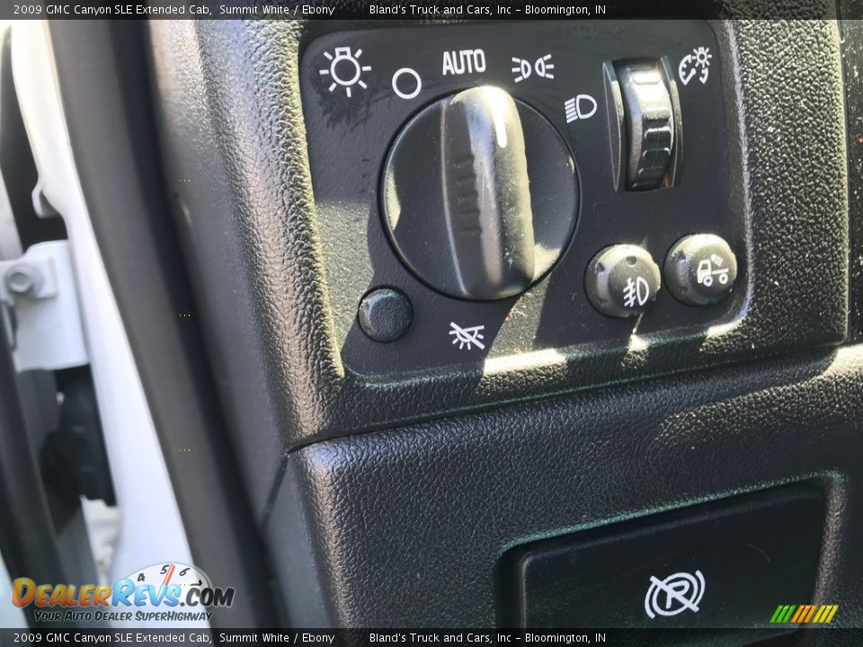 Controls of 2009 GMC Canyon SLE Extended Cab Photo #15