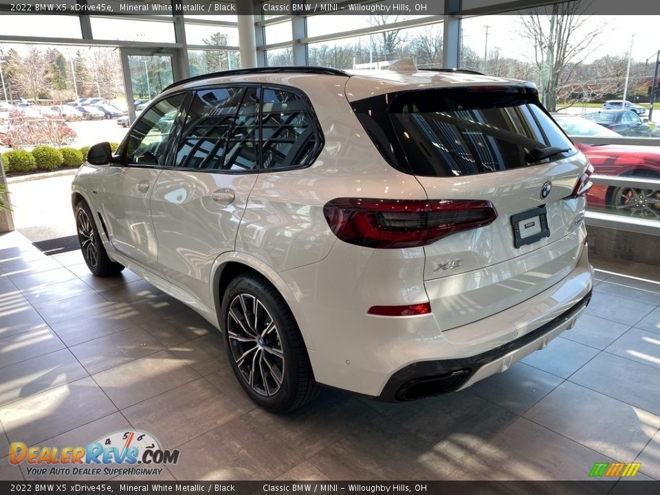 2022 BMW X5 xDrive45e Mineral White Metallic / Black Photo #2