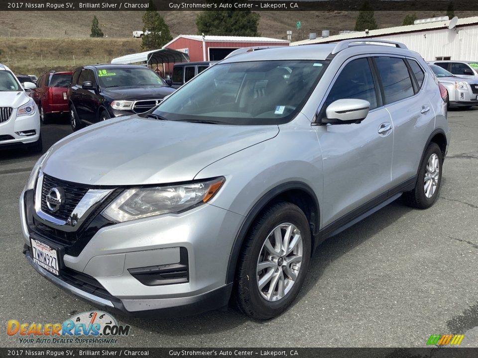 Front 3/4 View of 2017 Nissan Rogue SV Photo #3