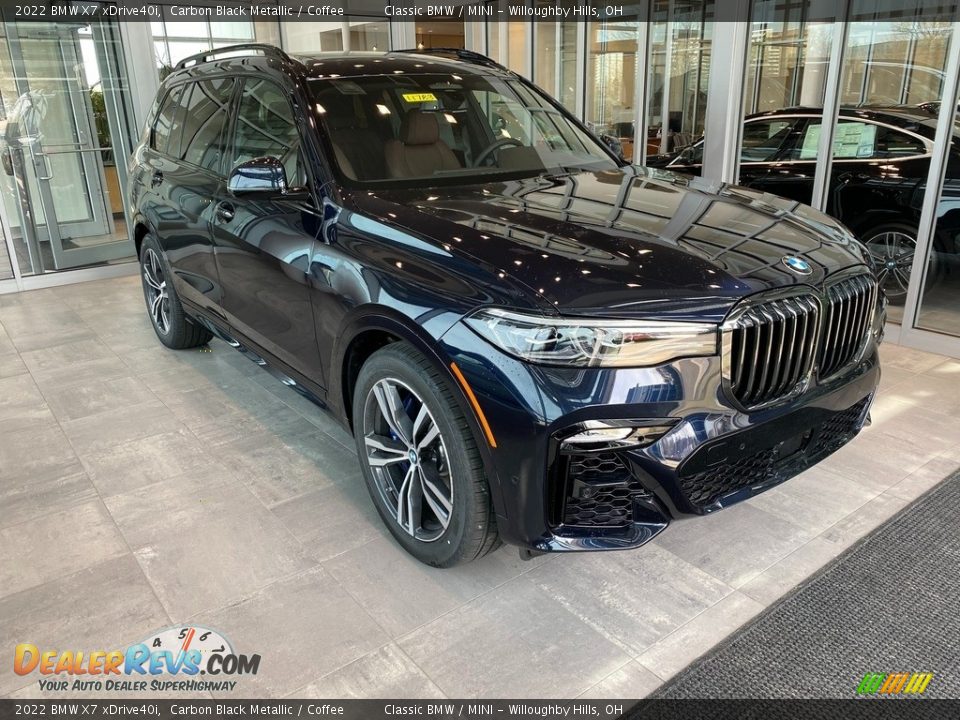 Front 3/4 View of 2022 BMW X7 xDrive40i Photo #1