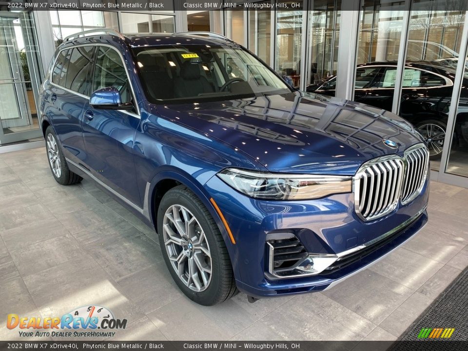 Front 3/4 View of 2022 BMW X7 xDrive40i Photo #1