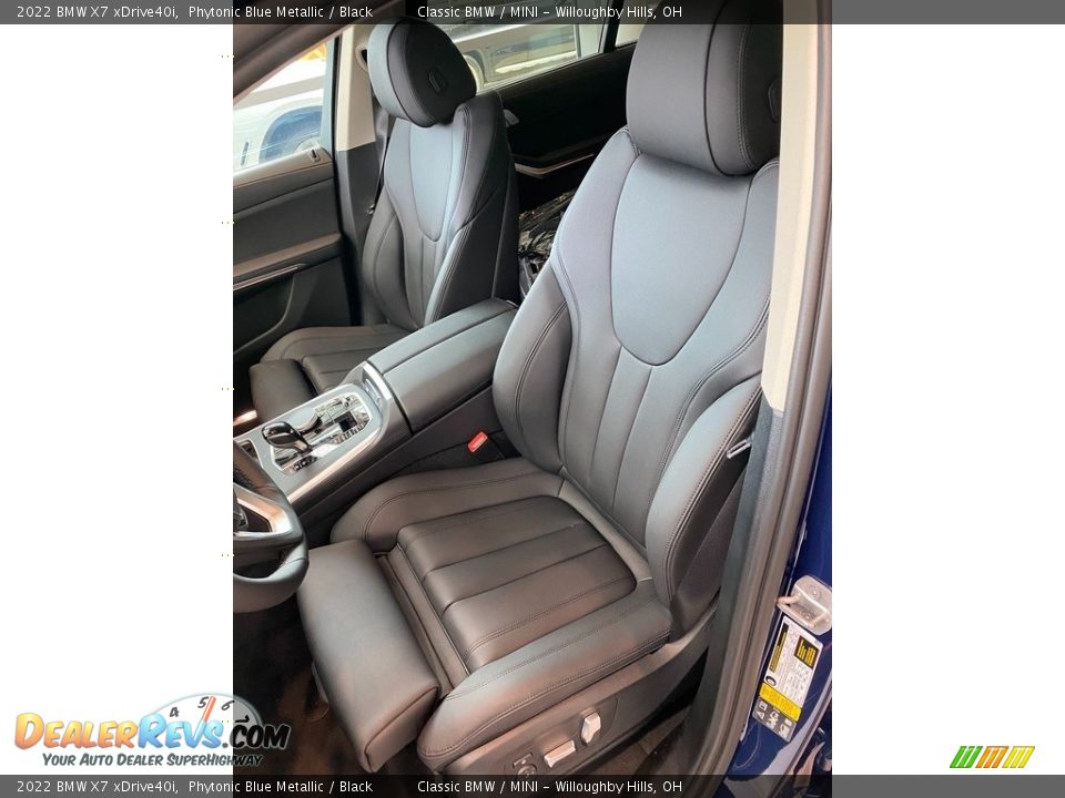 Front Seat of 2022 BMW X7 xDrive40i Photo #4