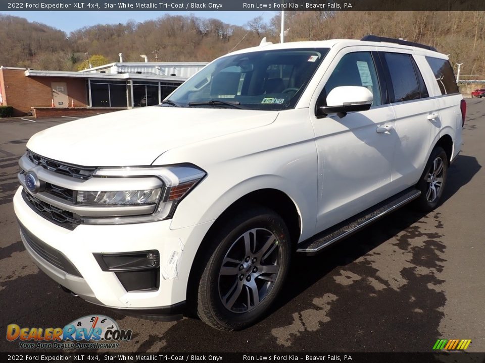 Front 3/4 View of 2022 Ford Expedition XLT 4x4 Photo #4