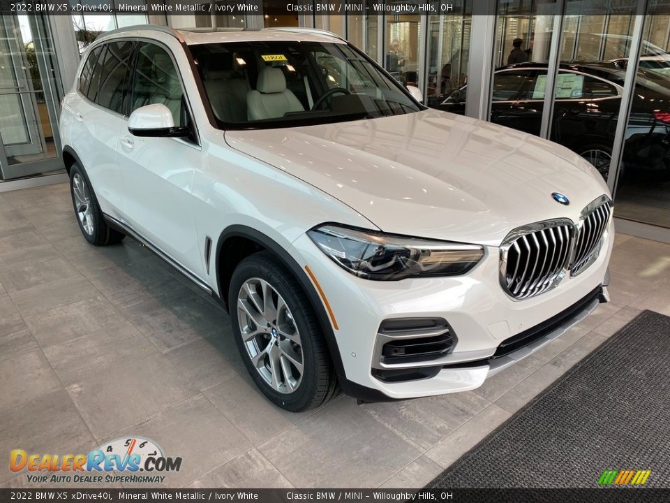 Front 3/4 View of 2022 BMW X5 xDrive40i Photo #1