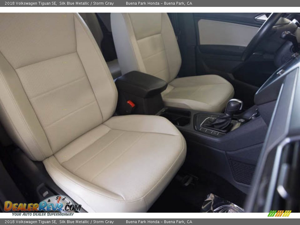 Front Seat of 2018 Volkswagen Tiguan SE Photo #25