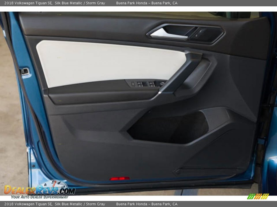 Door Panel of 2018 Volkswagen Tiguan SE Photo #29