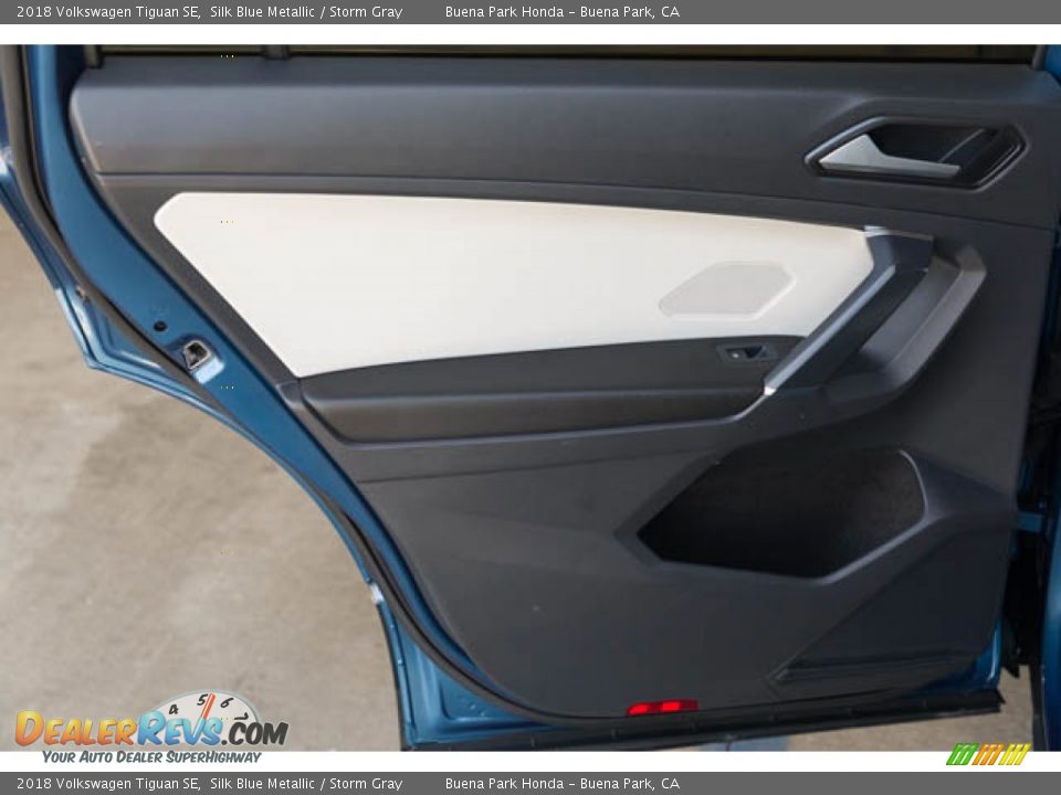 Door Panel of 2018 Volkswagen Tiguan SE Photo #31