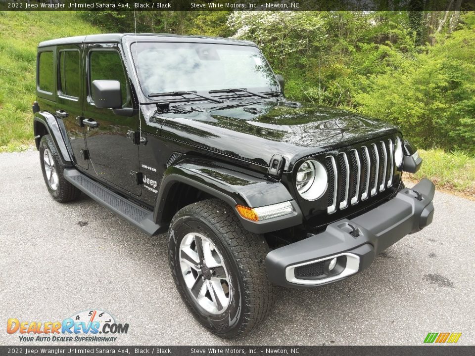 Front 3/4 View of 2022 Jeep Wrangler Unlimited Sahara 4x4 Photo #4