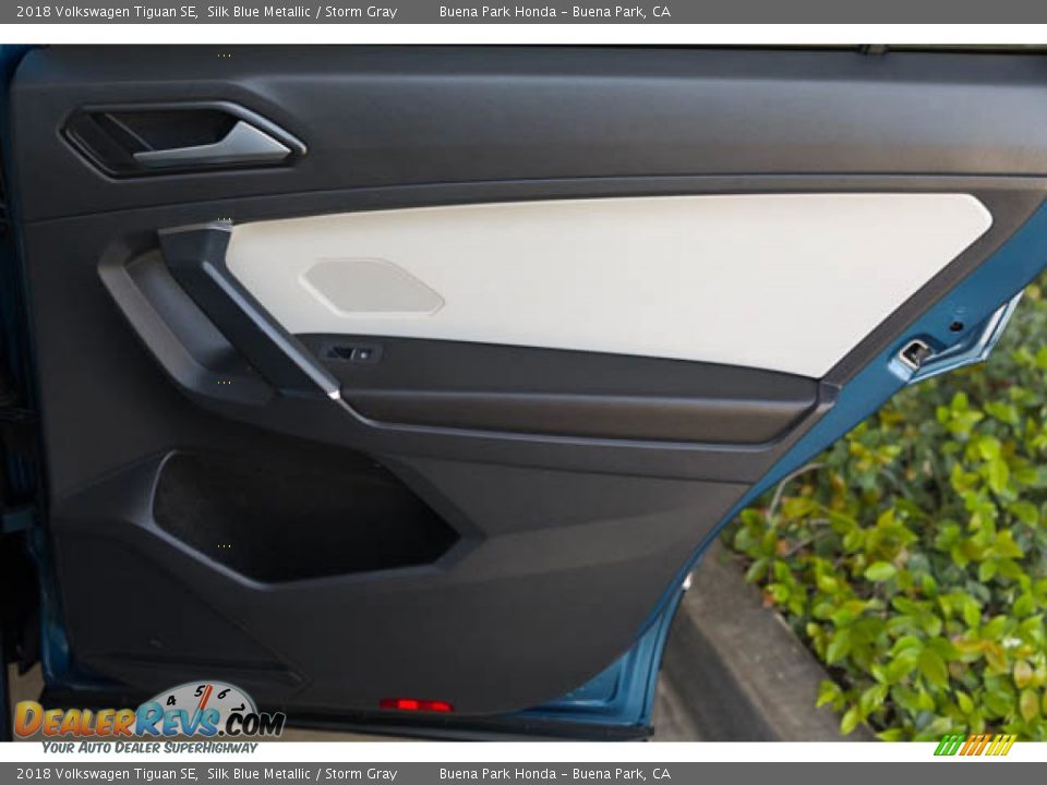 Door Panel of 2018 Volkswagen Tiguan SE Photo #32