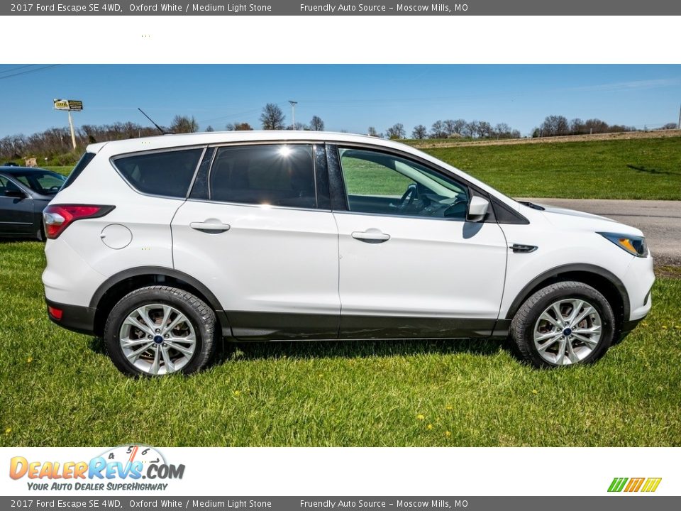 2017 Ford Escape SE 4WD Oxford White / Medium Light Stone Photo #3