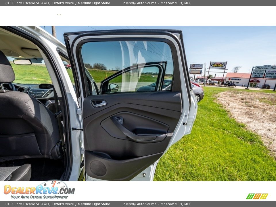 2017 Ford Escape SE 4WD Oxford White / Medium Light Stone Photo #24