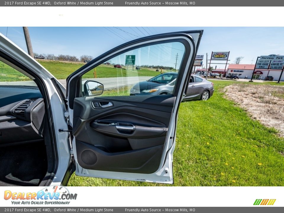 2017 Ford Escape SE 4WD Oxford White / Medium Light Stone Photo #25