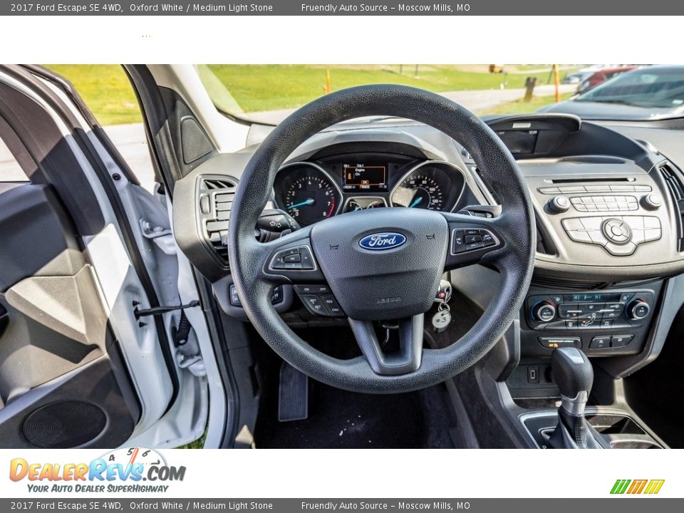 2017 Ford Escape SE 4WD Oxford White / Medium Light Stone Photo #30