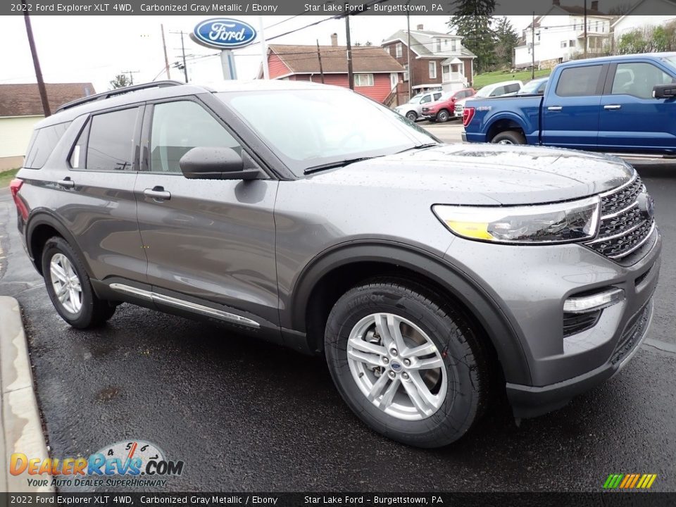 Front 3/4 View of 2022 Ford Explorer XLT 4WD Photo #8