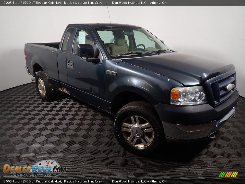 2005 Ford F150 XLT Regular Cab 4x4 Black / Medium Flint Grey Photo #2