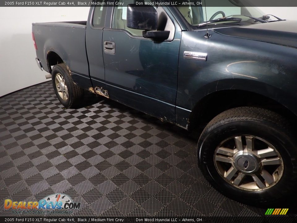 2005 Ford F150 XLT Regular Cab 4x4 Black / Medium Flint Grey Photo #3