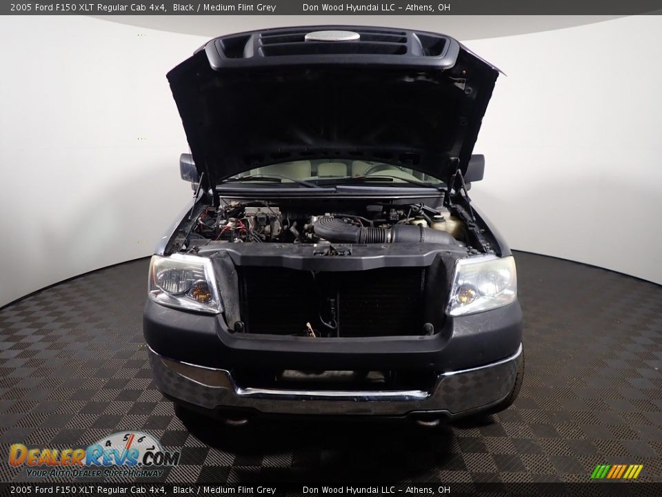 2005 Ford F150 XLT Regular Cab 4x4 Black / Medium Flint Grey Photo #5