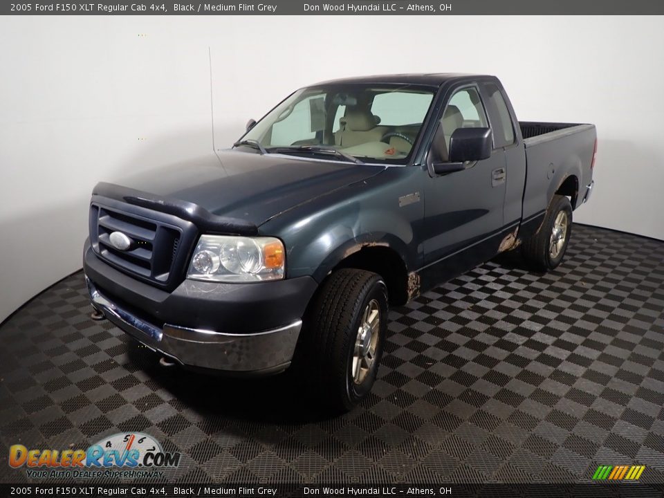 2005 Ford F150 XLT Regular Cab 4x4 Black / Medium Flint Grey Photo #7