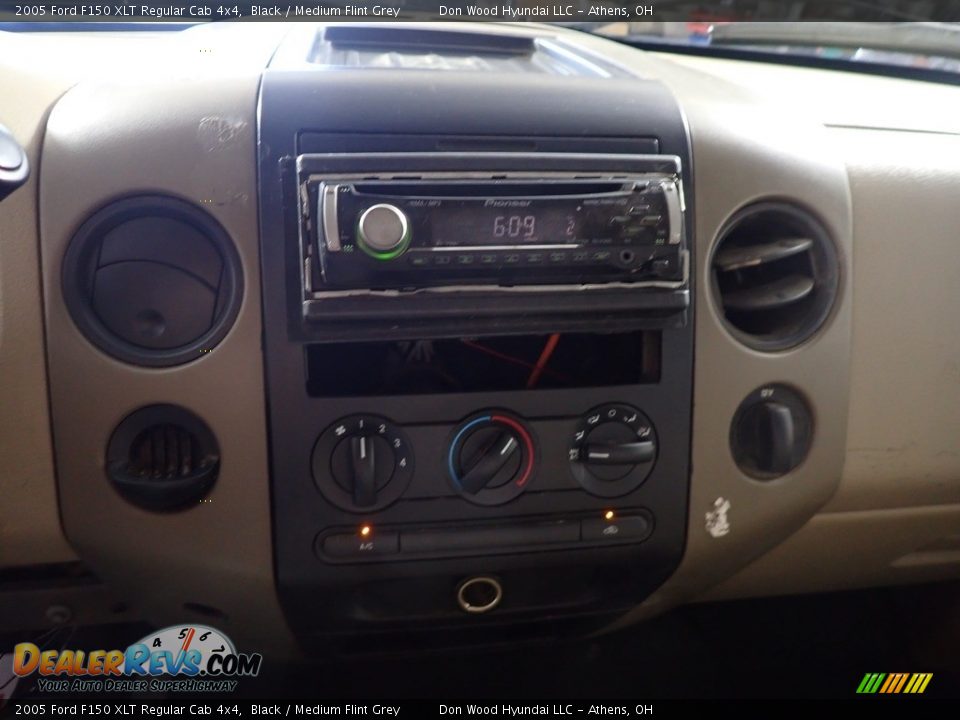 2005 Ford F150 XLT Regular Cab 4x4 Black / Medium Flint Grey Photo #13