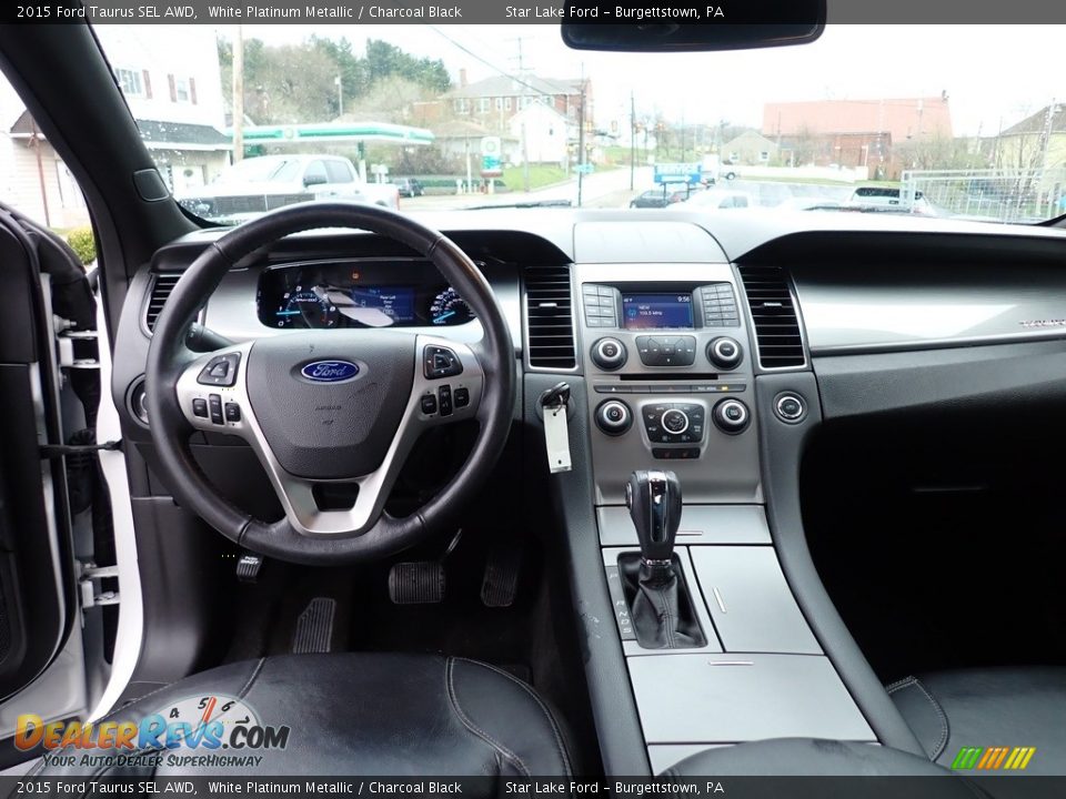 Dashboard of 2015 Ford Taurus SEL AWD Photo #12