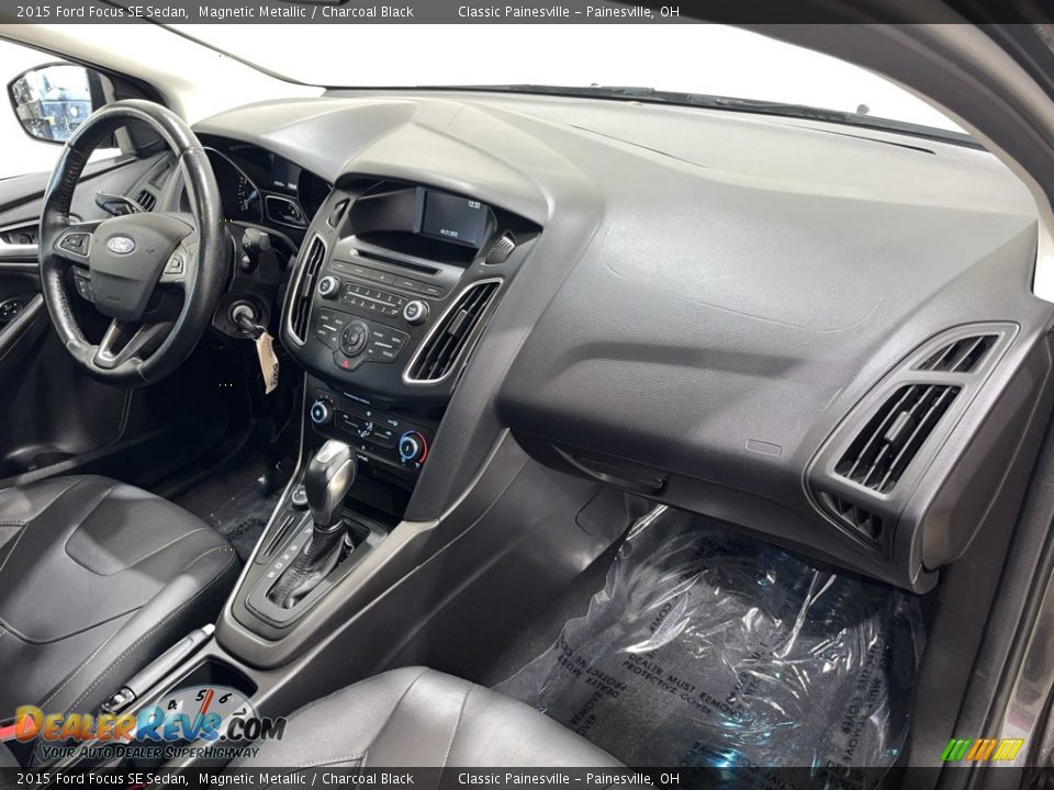 2015 Ford Focus SE Sedan Magnetic Metallic / Charcoal Black Photo #26