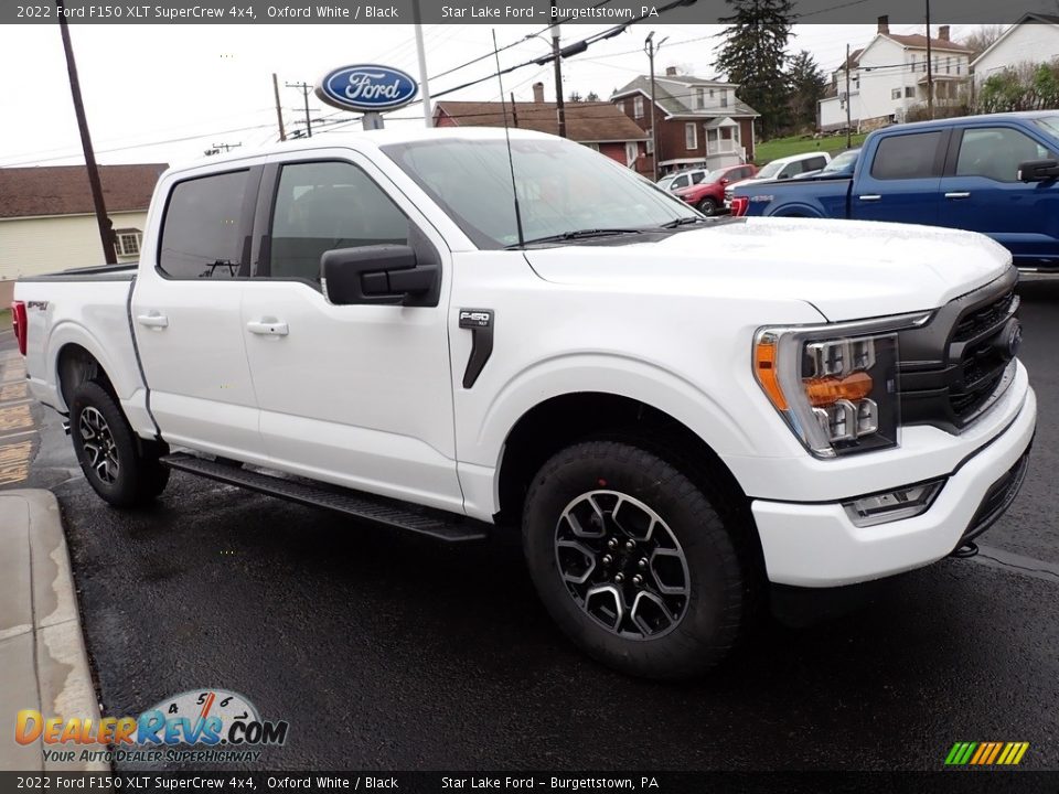 Front 3/4 View of 2022 Ford F150 XLT SuperCrew 4x4 Photo #7