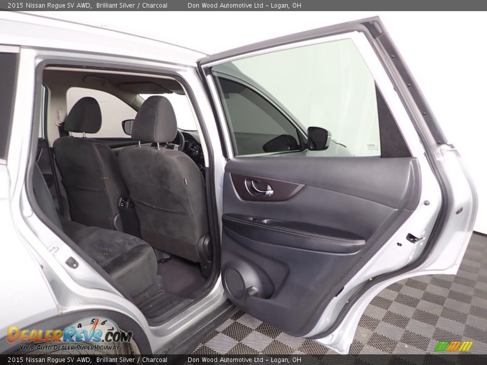 2015 Nissan Rogue SV AWD Brilliant Silver / Charcoal Photo #30