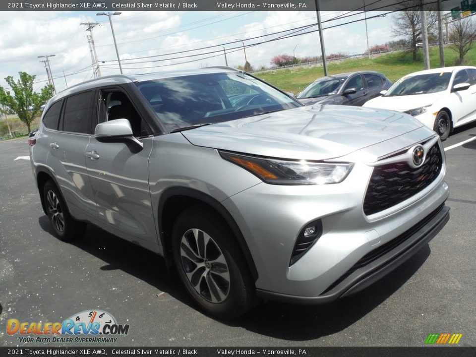 Front 3/4 View of 2021 Toyota Highlander XLE AWD Photo #6
