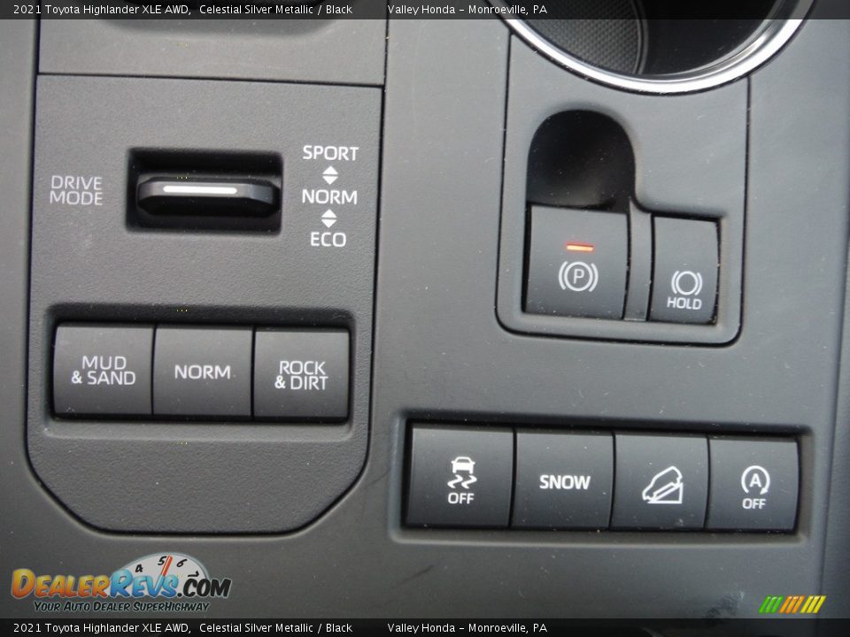 Controls of 2021 Toyota Highlander XLE AWD Photo #18