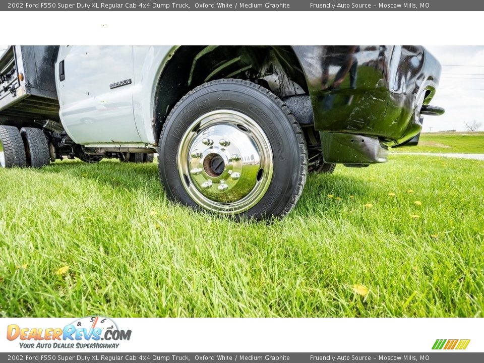 2002 Ford F550 Super Duty XL Regular Cab 4x4 Dump Truck Oxford White / Medium Graphite Photo #2