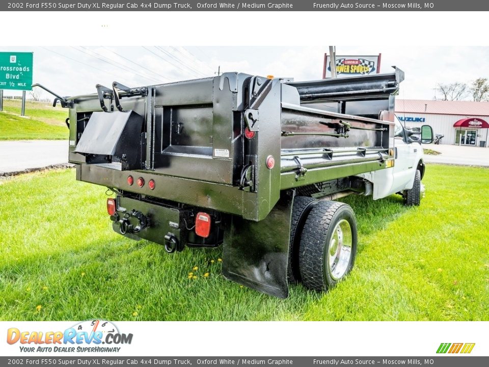 2002 Ford F550 Super Duty XL Regular Cab 4x4 Dump Truck Oxford White / Medium Graphite Photo #4