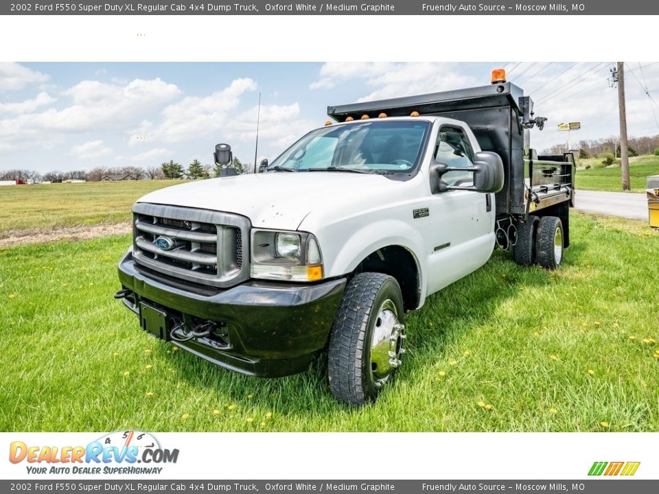 Front 3/4 View of 2002 Ford F550 Super Duty XL Regular Cab 4x4 Dump Truck Photo #8