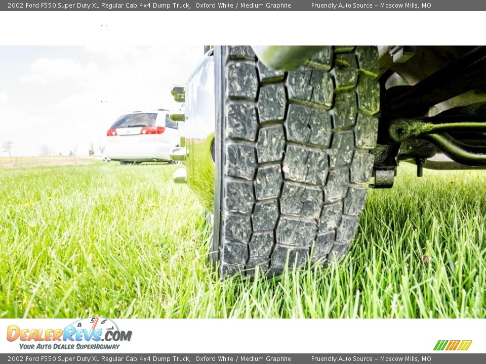 2002 Ford F550 Super Duty XL Regular Cab 4x4 Dump Truck Oxford White / Medium Graphite Photo #11