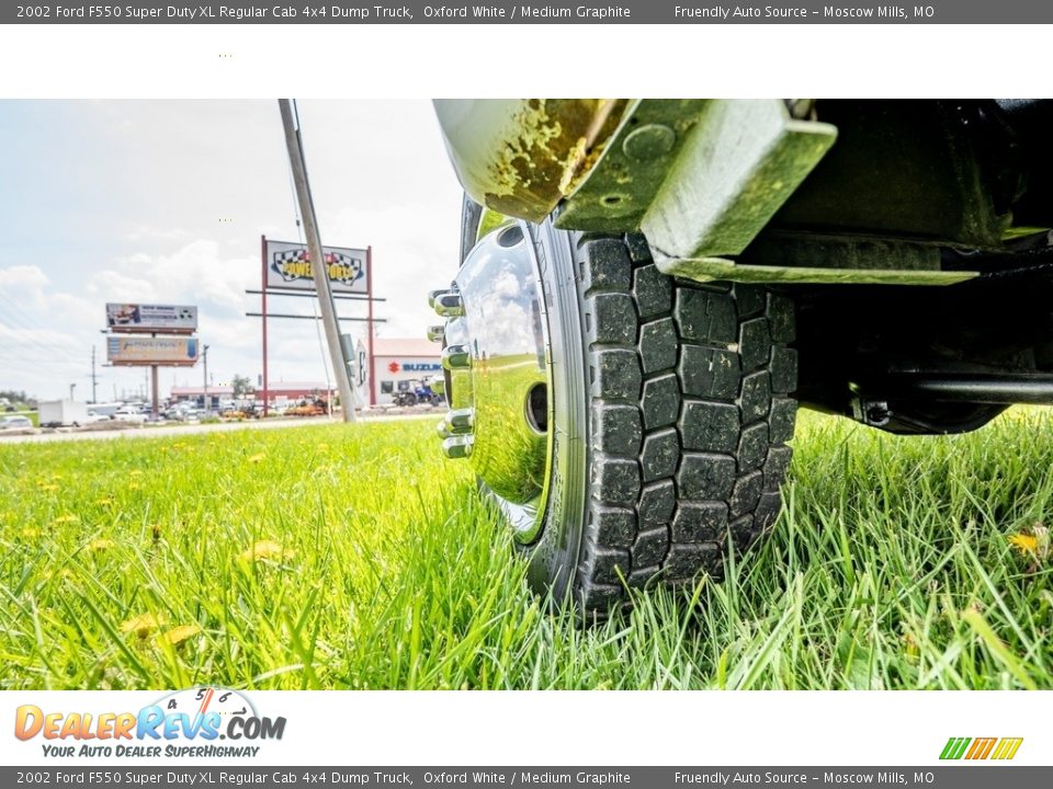 2002 Ford F550 Super Duty XL Regular Cab 4x4 Dump Truck Oxford White / Medium Graphite Photo #15