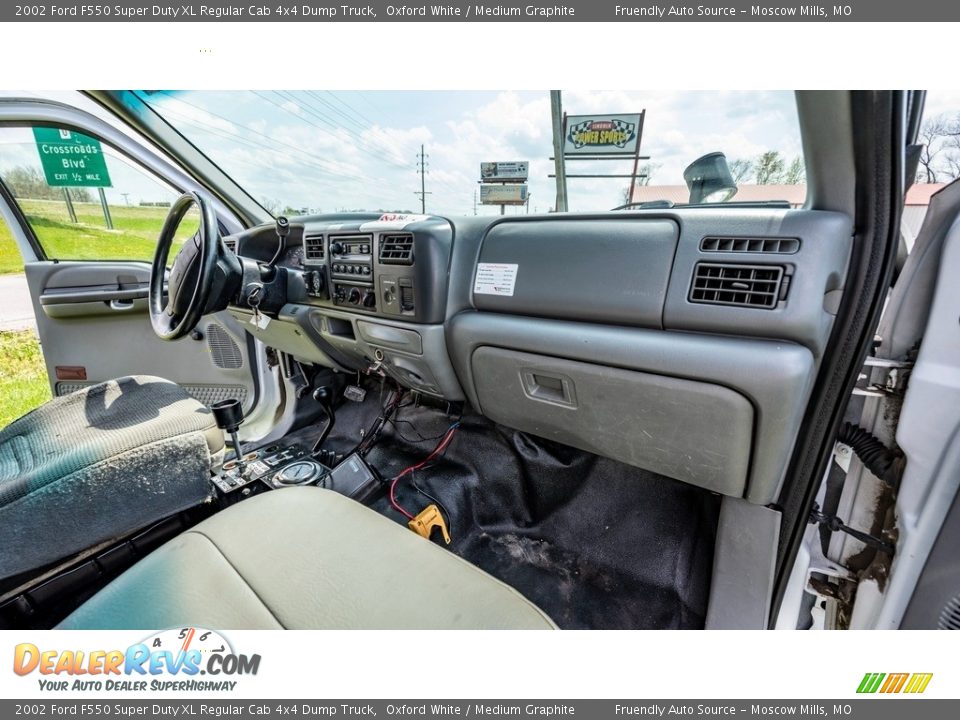 Dashboard of 2002 Ford F550 Super Duty XL Regular Cab 4x4 Dump Truck Photo #21