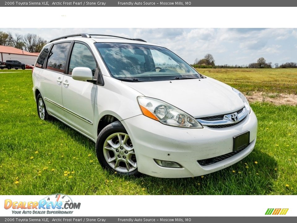 Front 3/4 View of 2006 Toyota Sienna XLE Photo #1