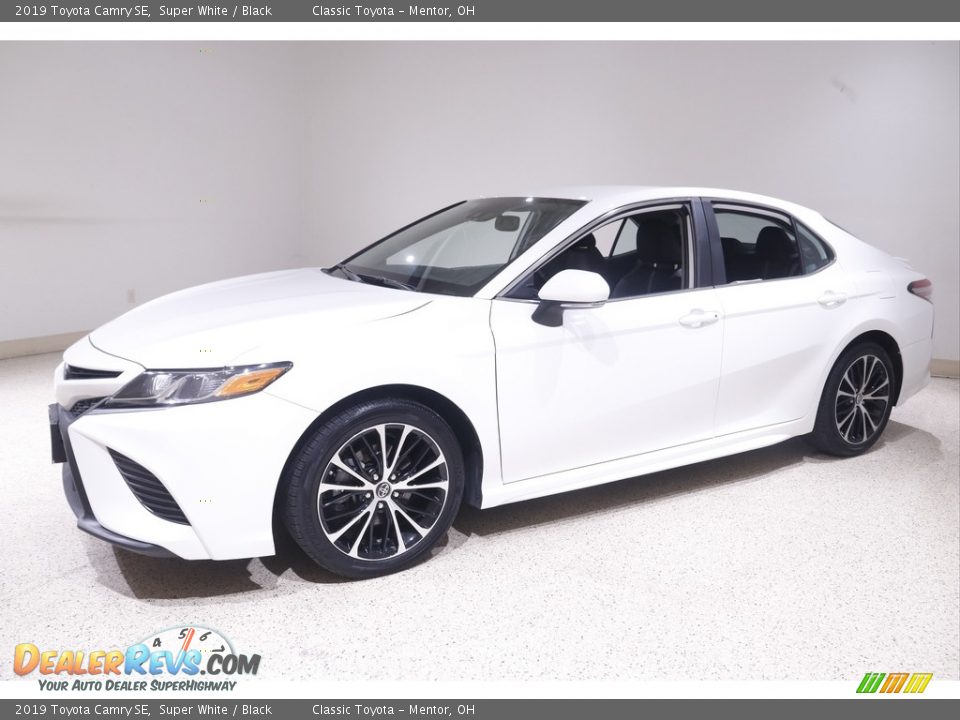 Front 3/4 View of 2019 Toyota Camry SE Photo #3